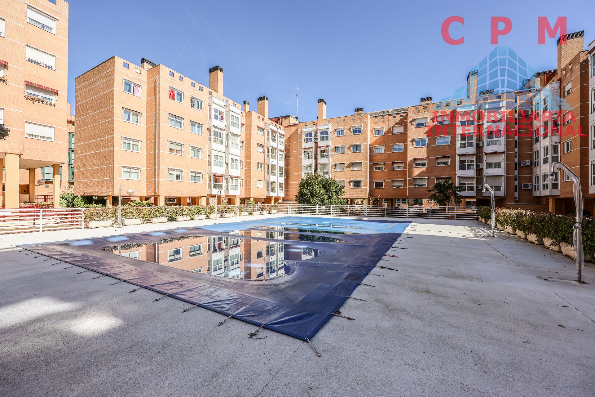 Swimming pool of Flat for rent in  Madrid Capital  with Air Conditioner, Heating and Parquet flooring