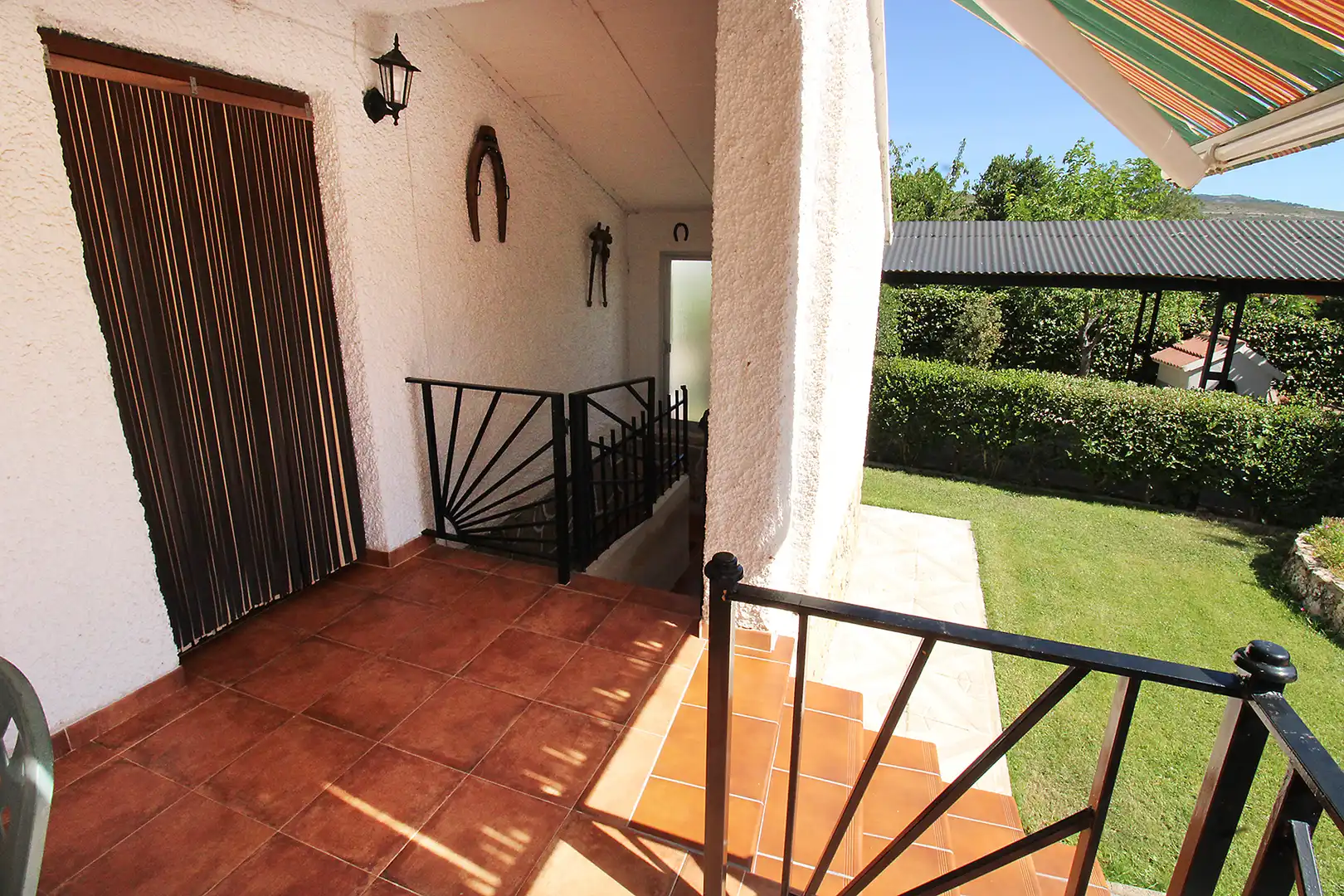 Terrasse von Einfamilien-Reihenhaus zum Verkauf in Torremocha de Jarama mit Heizung, Privatgarten und Internet