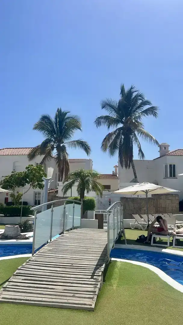 Vista exterior de Piso de alquiler en Adeje con Aire acondicionado, Jardín privado y Piscina