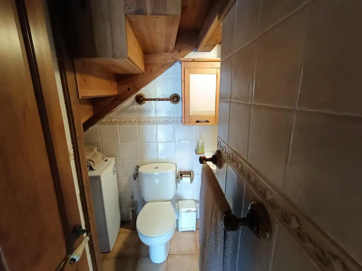 Badezimmer von Einfamilien-Reihenhaus zum Verkauf in Llanes mit Heizung und Möbliert