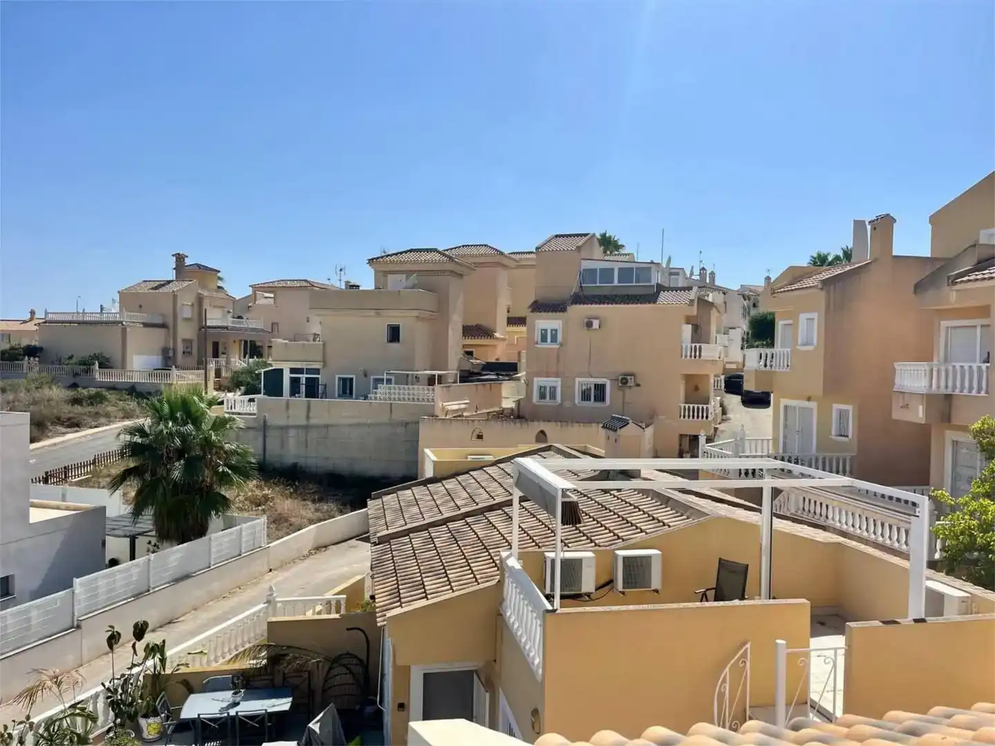 Vista exterior de Pis en venda en San Miguel de Salinas amb Aire condicionat, Piscina i Balcó