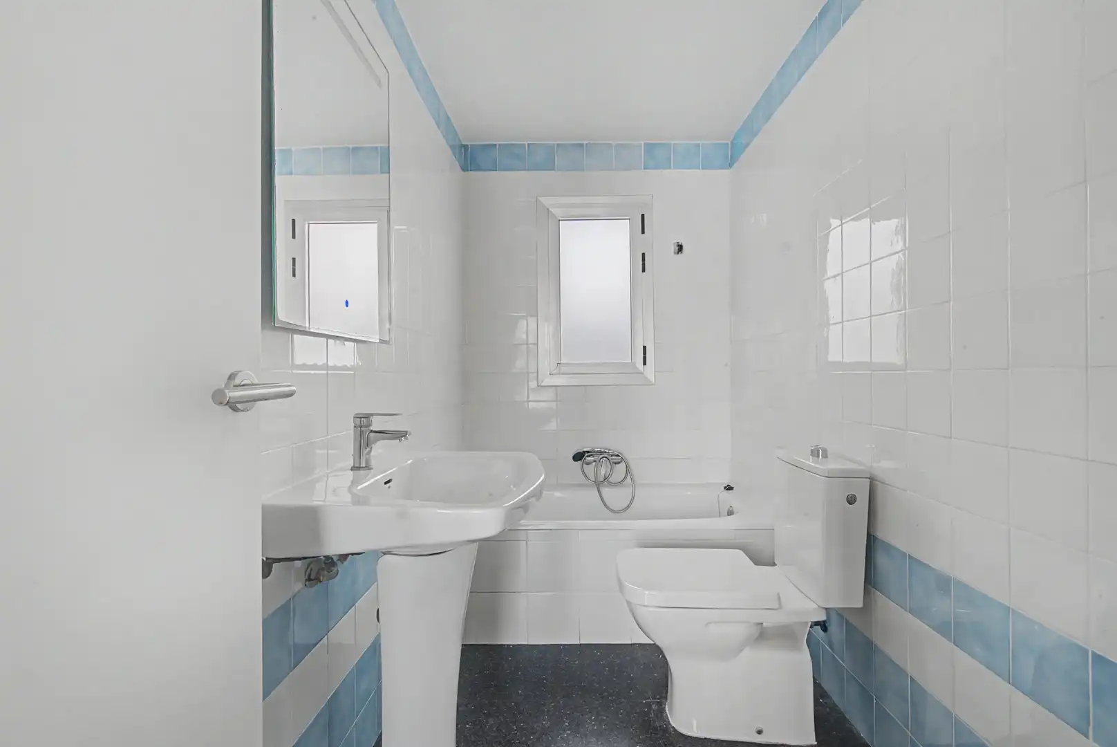 Bathroom of Flat for sale in Valencia  with Air Conditioner and Terrace