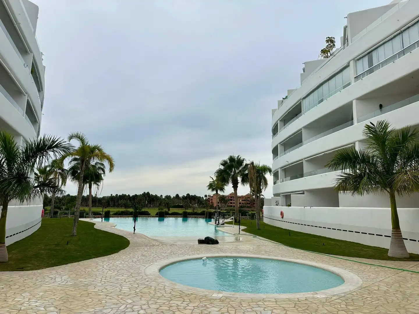 Schwimmbecken von Wohnung zum Verkauf in Motril mit Klimaanlage, Privatgarten und Terrasse