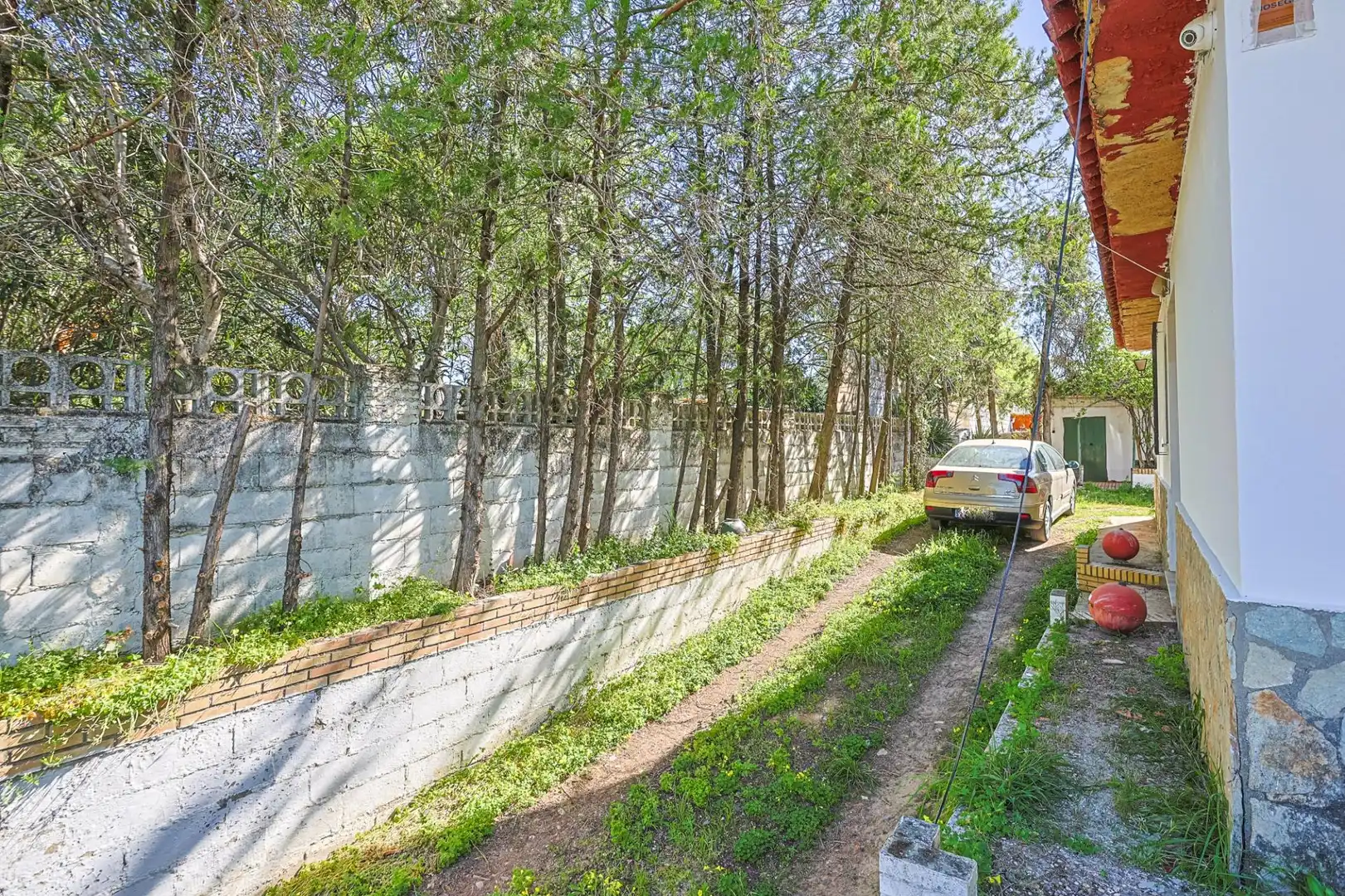 Vista exterior de Casa o xalet en venda en Sanlúcar la Mayor amb Aire condicionat i Piscina