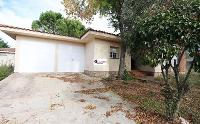 Vista exterior de Casa o xalet en venda en Nuevo Baztán amb Calefacció, Jardí privat i Terrassa