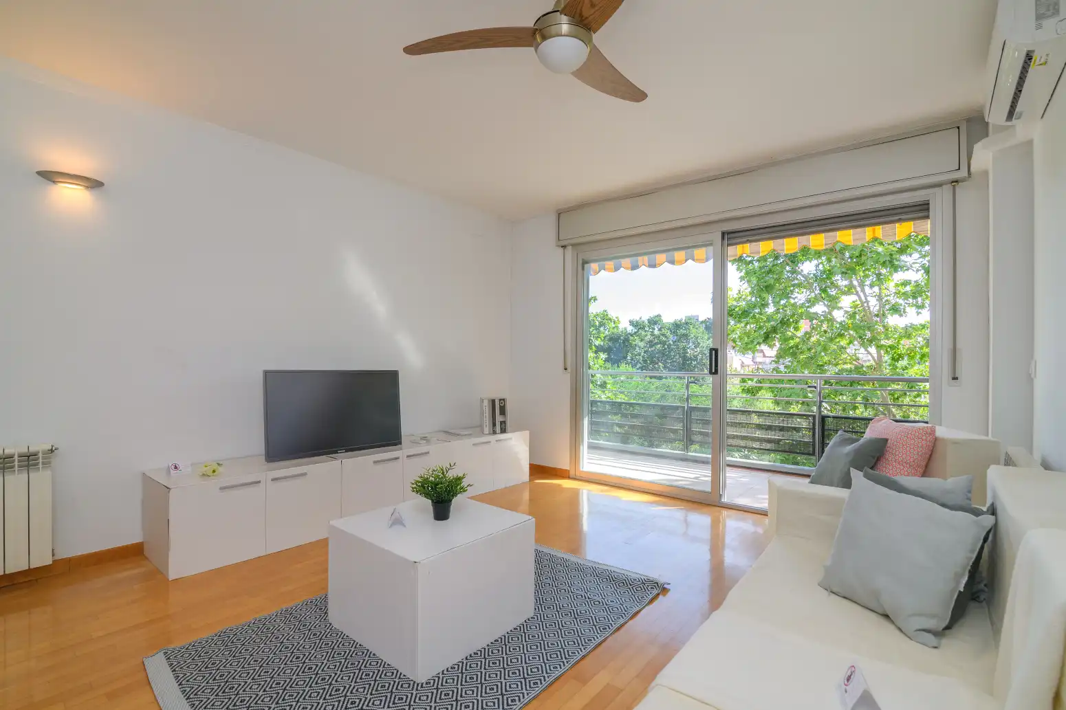 Sala de estar de Piso en venta en Viladecans con Calefacción, Jardín privado y Parquet
