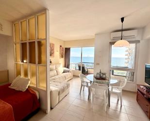 Sala d'estar de Apartament de lloguer en Benalmádena amb Terrassa, Moblat i Piscina comunitària