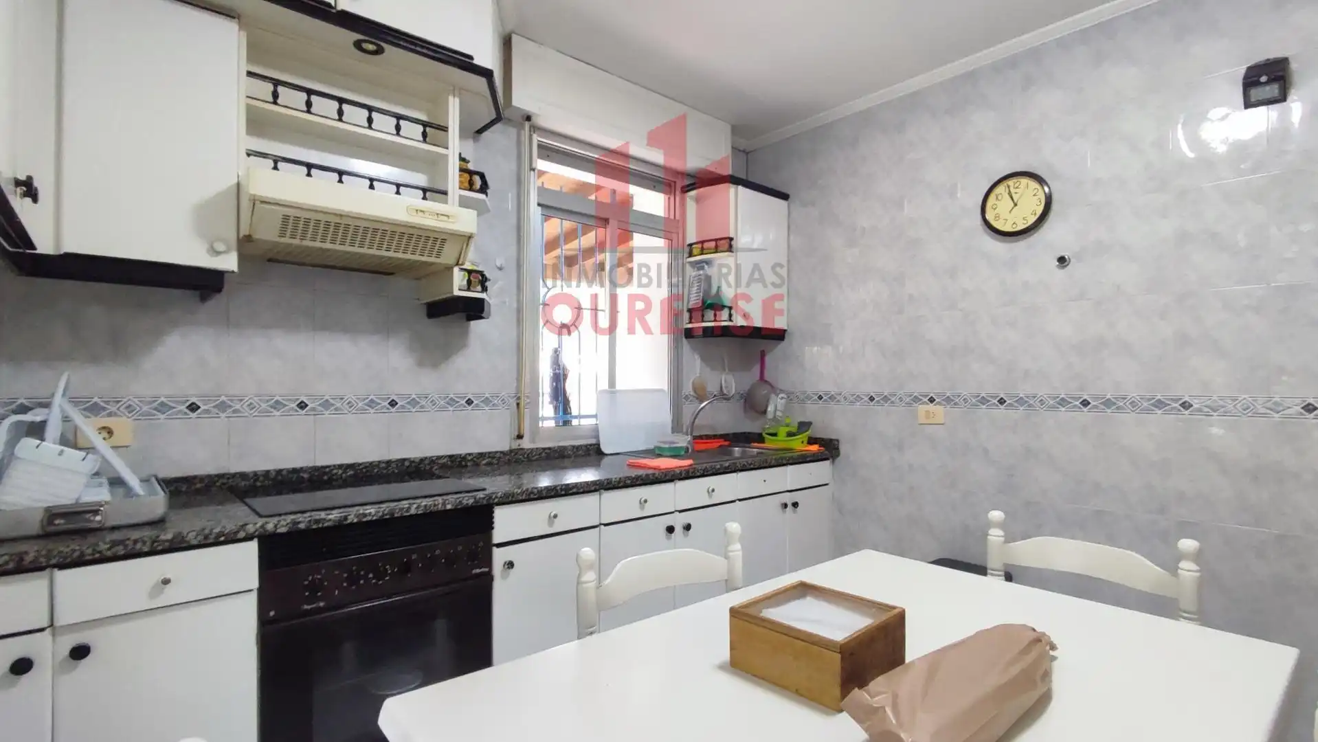 Cuina de Casa o xalet en venda en Ourense Capital  amb Calefacció i Jardí privat