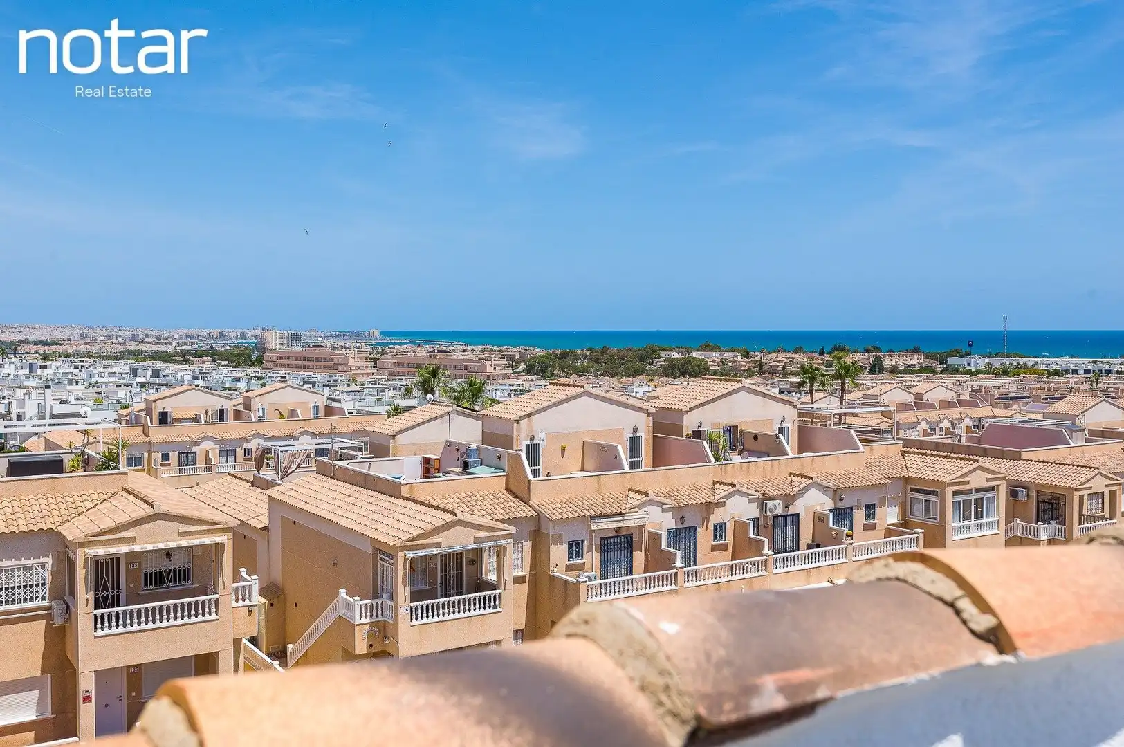 Vista exterior de Ático en venta en Orihuela con Terraza, Balcón y Piscina comunitaria