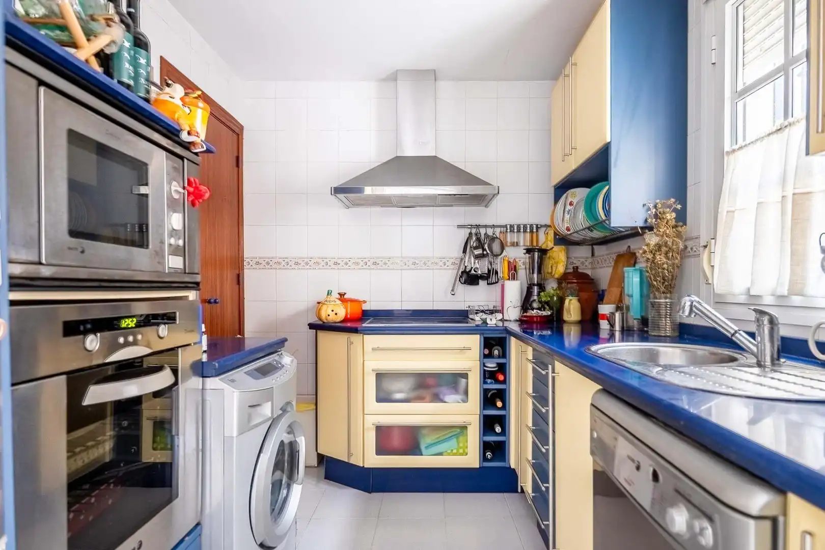 Kitchen of Duplexes for sale in Dos Hermanas  with Air Conditioner, Terrace and Community pool