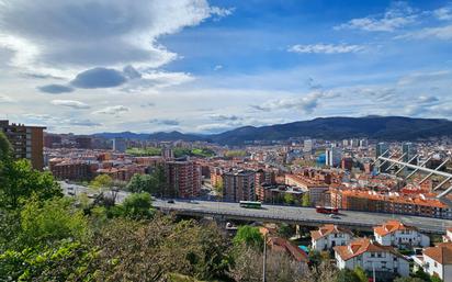 Vista exterior de Pis en venda en Bilbao  amb Jardí privat i Terrassa