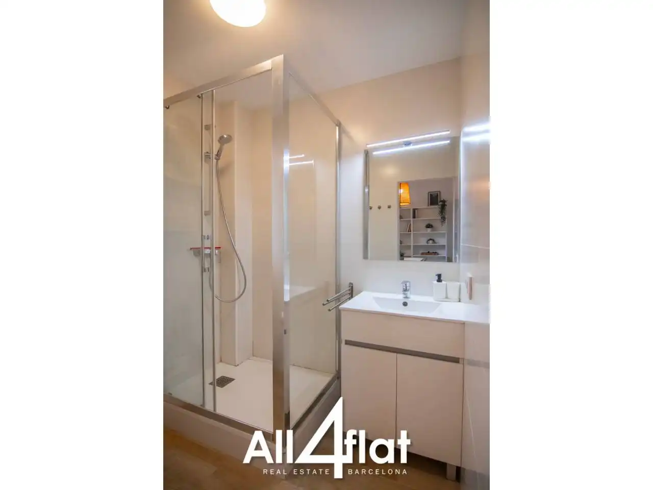 Bathroom of Flat for rent in Barcelona  with Furnished and Alarm