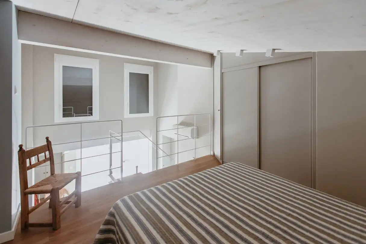 Schlafzimmer von Dachboden zur Miete in Huesca mit Klimaanlage, Heizung und Terrasse