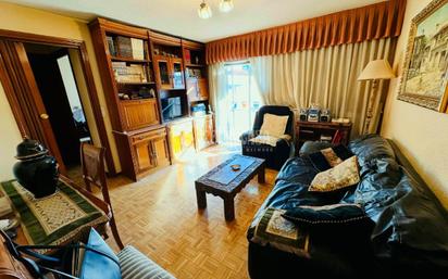 Living room of Flat for sale in  Madrid Capital  with Heating, Terrace and Furnished