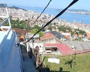 Vista exterior de Casa adosada en venda en Vigo  amb Calefacció i Balcó