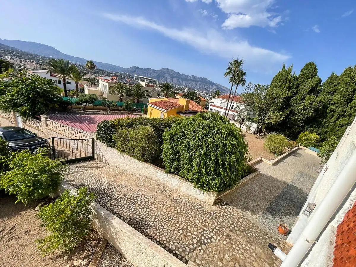 Vista exterior de Casa o xalet en venda en L'Alfàs del Pi amb Terrassa i Piscina