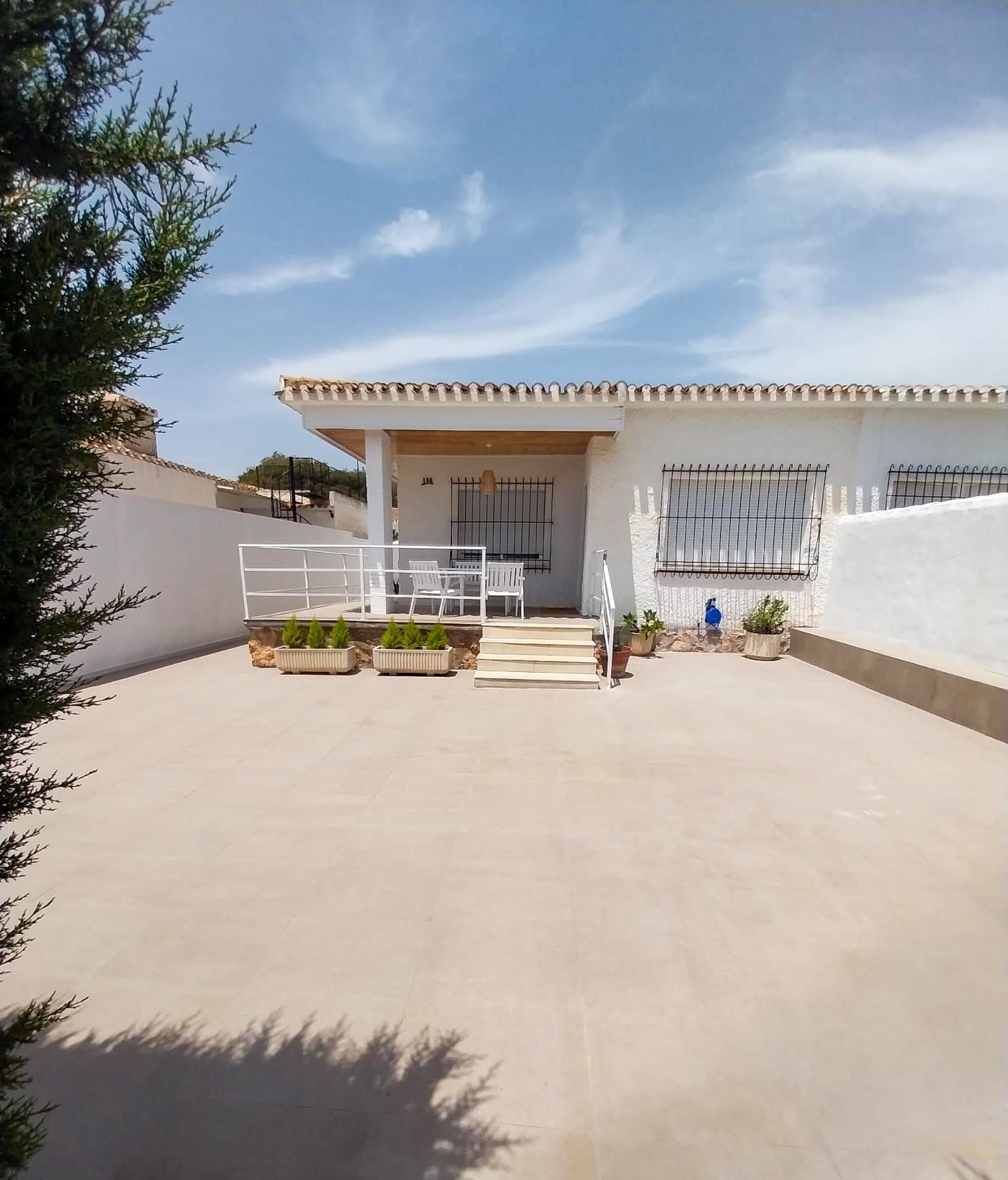Vista exterior de Casa o xalet de lloguer en Orihuela amb Terrassa, Traster i Piscina comunitària