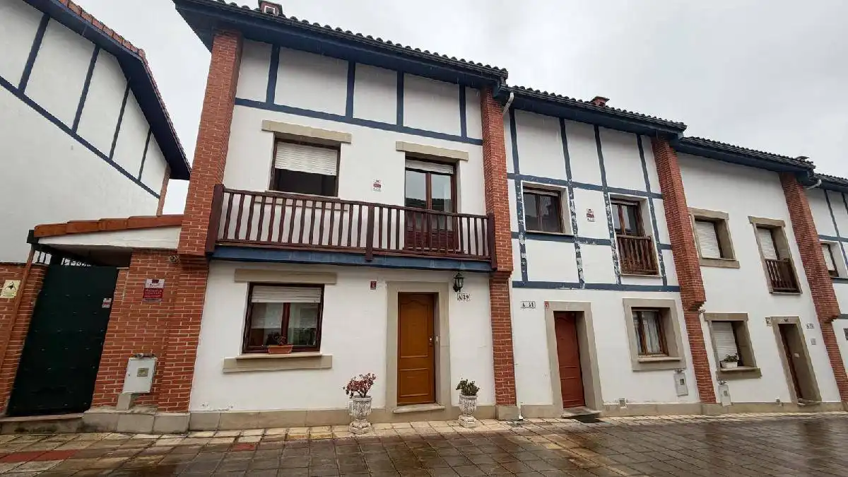 Vista exterior de Casa o xalet en venda en Castro-Urdiales amb Calefacció, Jardí privat i Terrassa