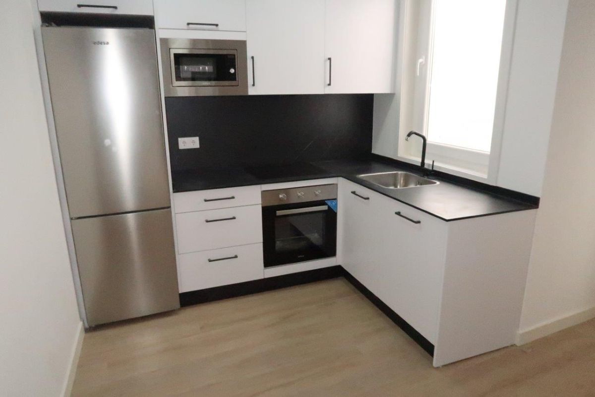 Cuina de Dúplex de lloguer en A Coruña Capital  amb Traster i Moblat