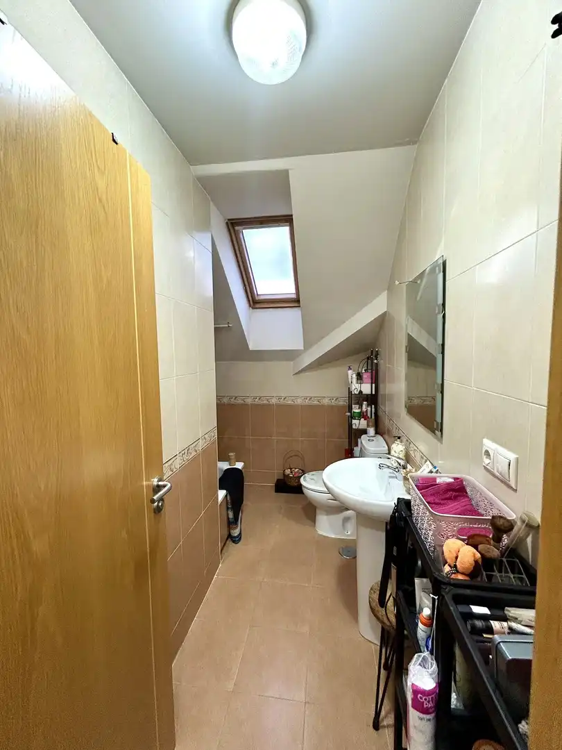 Badezimmer von Maisonette zum Verkauf in Valverde de la Virgen mit Klimaanlage und Heizung