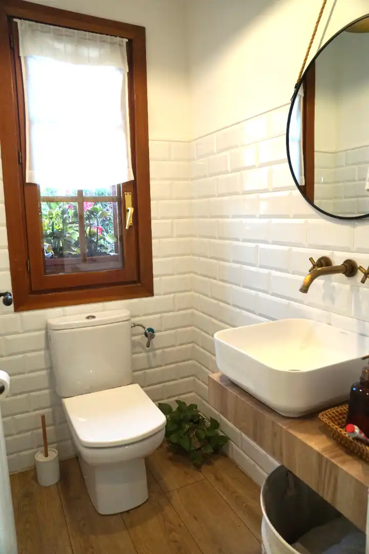 Badezimmer von Einfamilien-Reihenhaus zum Verkauf in Badalona mit Klimaanlage, Heizung und Privatgarten