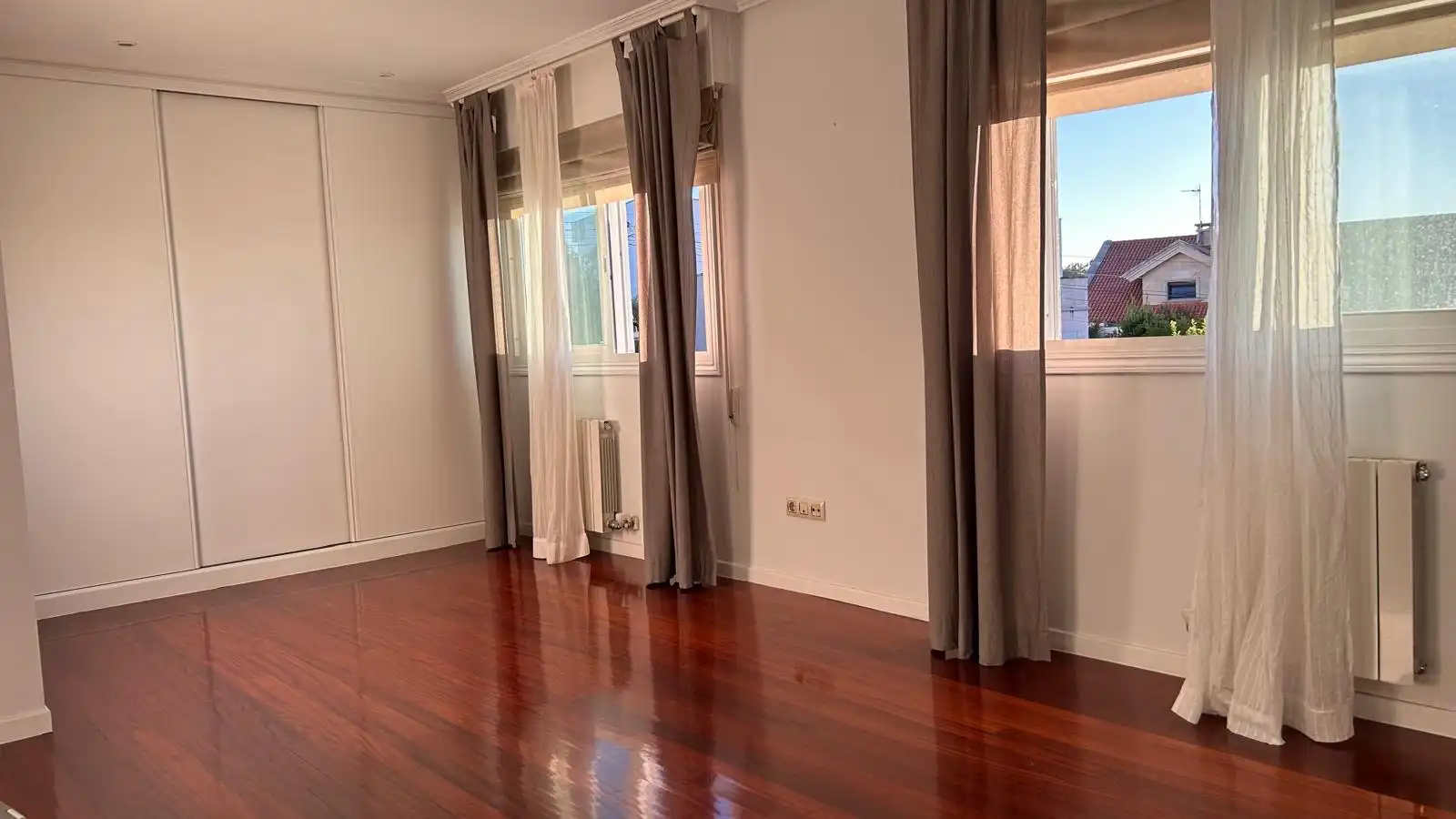Dormitori de Casa adosada de lloguer en Nigrán amb Calefacció, Jardí privat i Parquet
