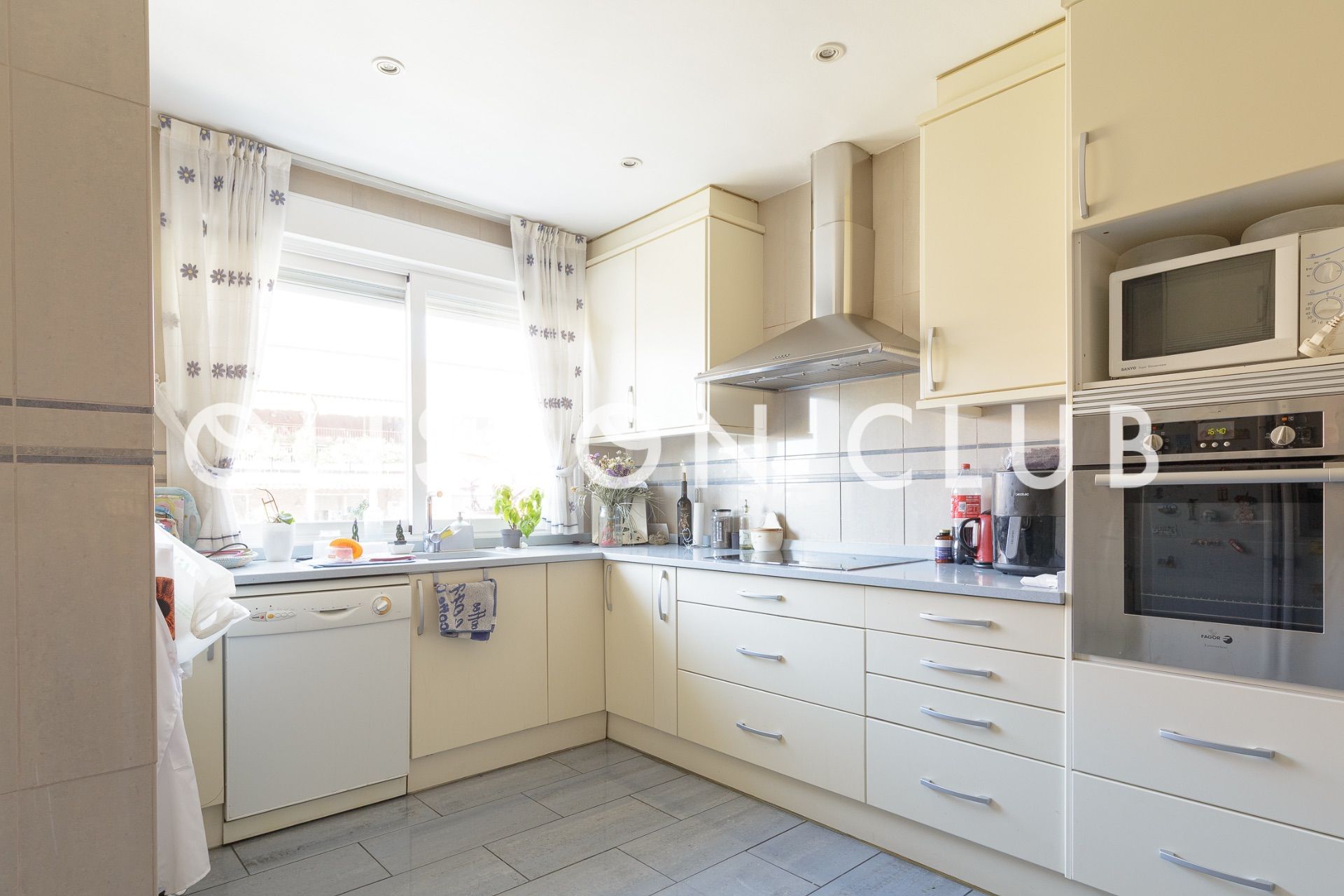 Kitchen of Flat for sale in  Madrid Capital  with Air Conditioner, Heating and Storage room
