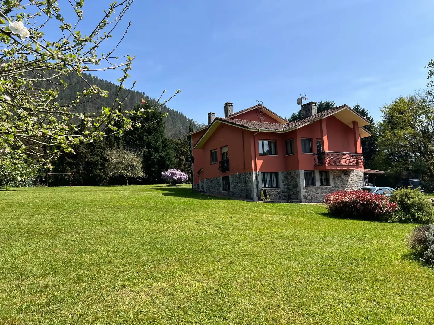 Vista exterior de Casa o chalet en venta en Cangas de Onís con Calefacción, Jardín privado y Amueblado