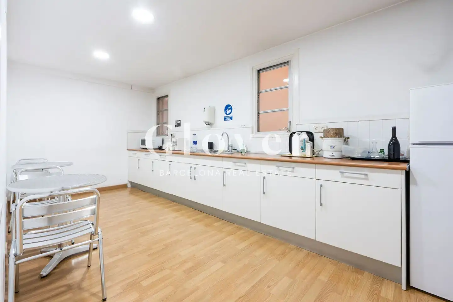 Cocina de Oficina de alquiler en Barcelona con Aire acondicionado y Calefacción