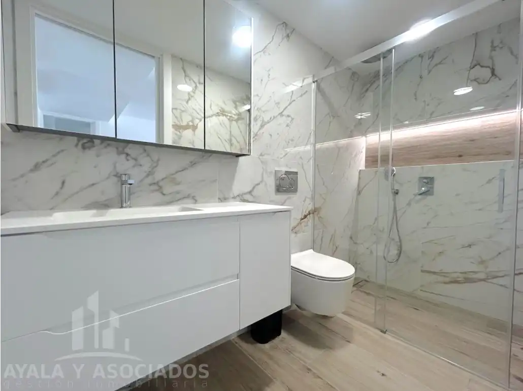 Badezimmer von Wohnung zum Verkauf in La Manga del Mar Menor mit Klimaanlage, Heizung und Parkett