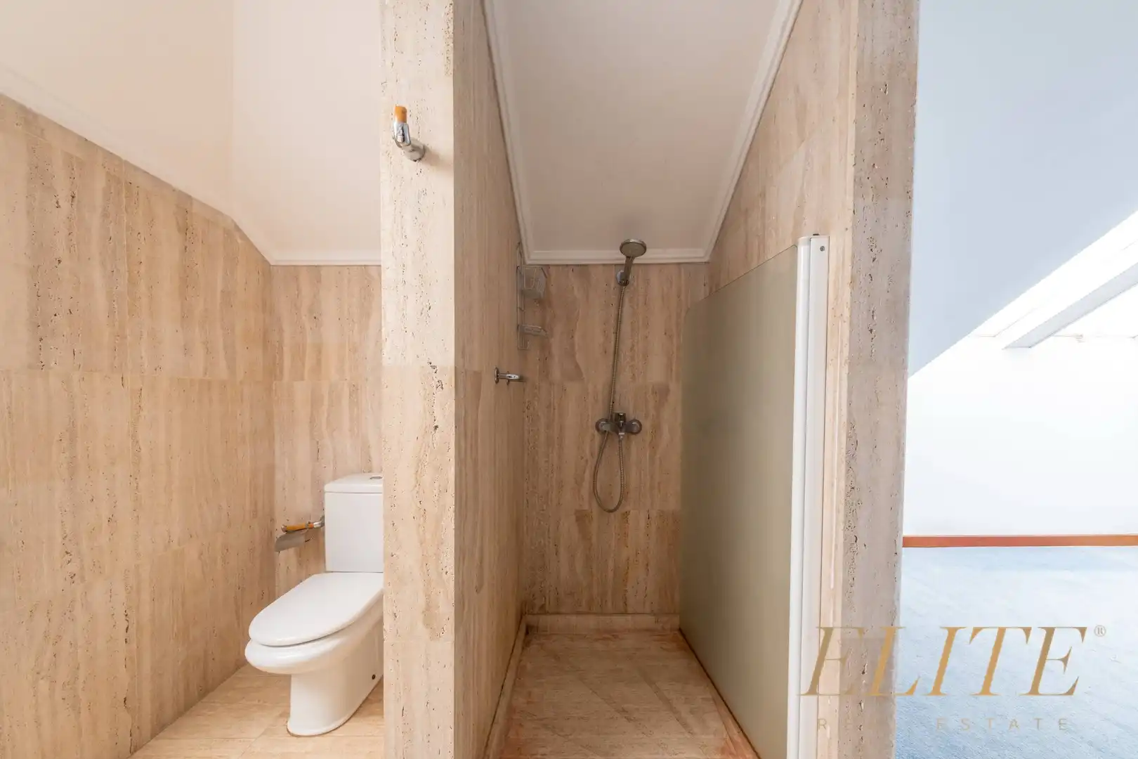 Badezimmer von Einfamilien-Reihenhaus zum Verkauf in Santa Brígida mit Parkett