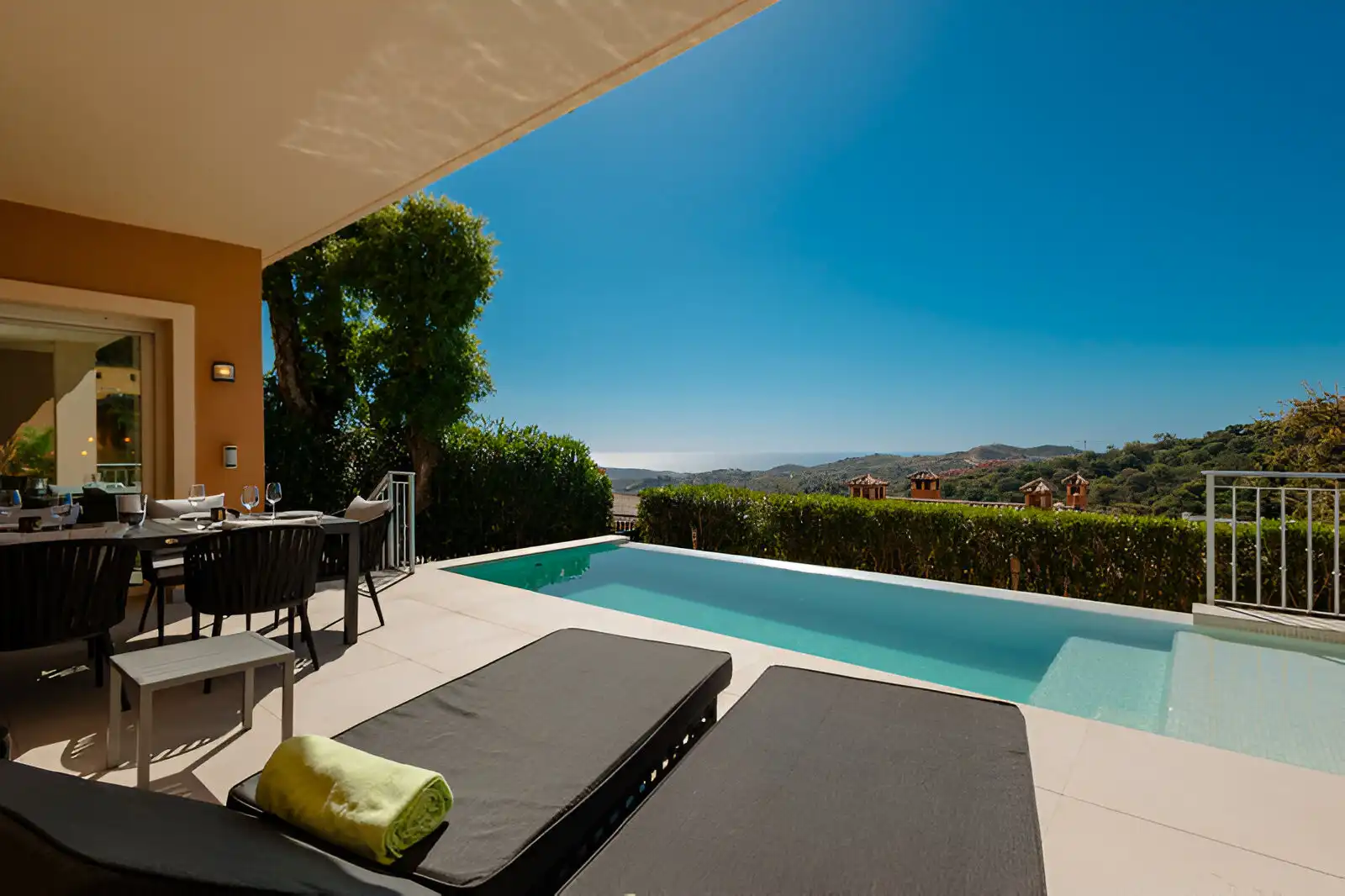 Terrasse von Erdgeschoss zum Verkauf in Marbella mit Klimaanlage, Privatgarten und Terrasse