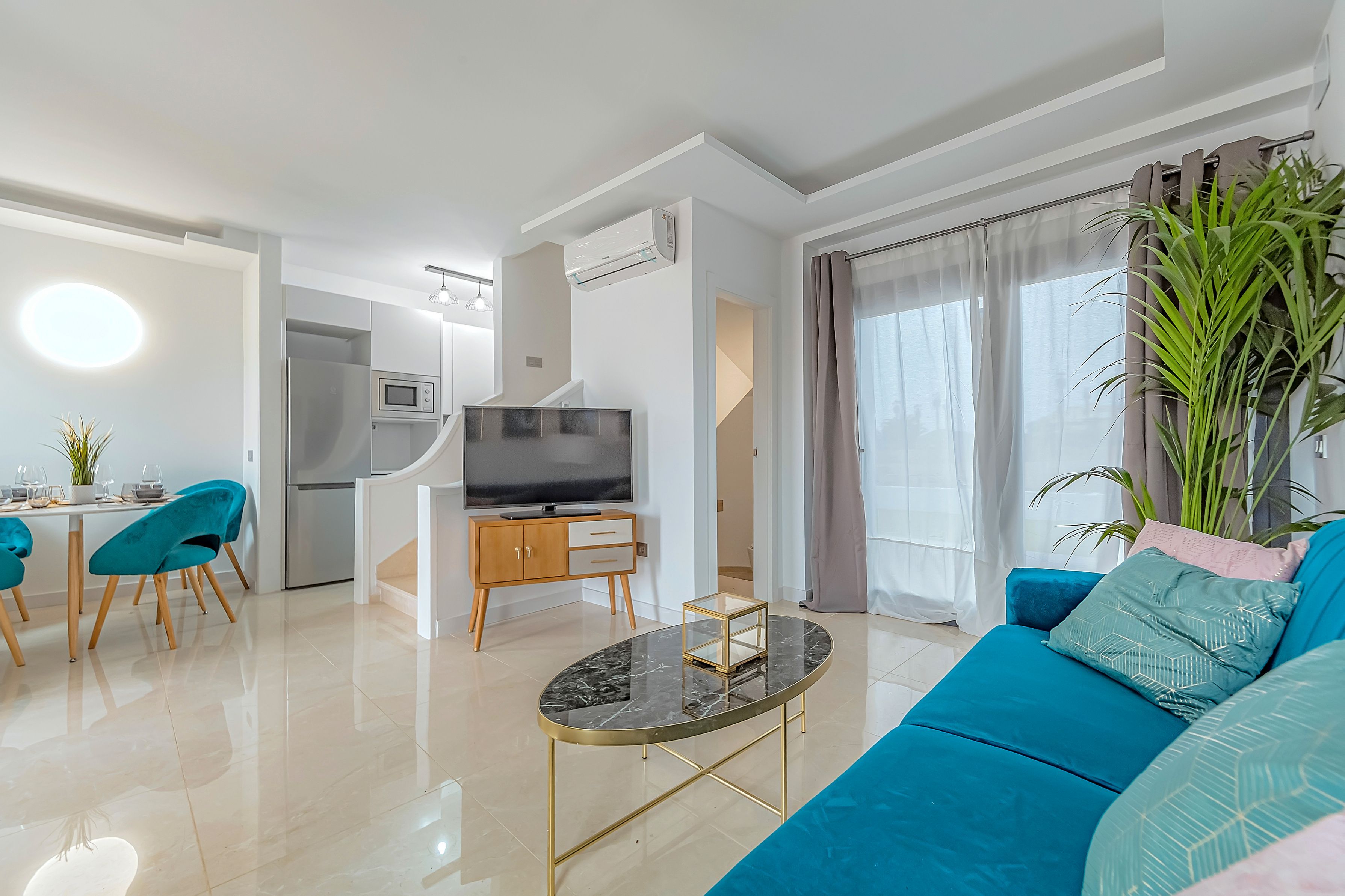 Sala d'estar de Casa adosada en venda en San Miguel de Abona amb Jardí privat, Terrassa i Piscina
