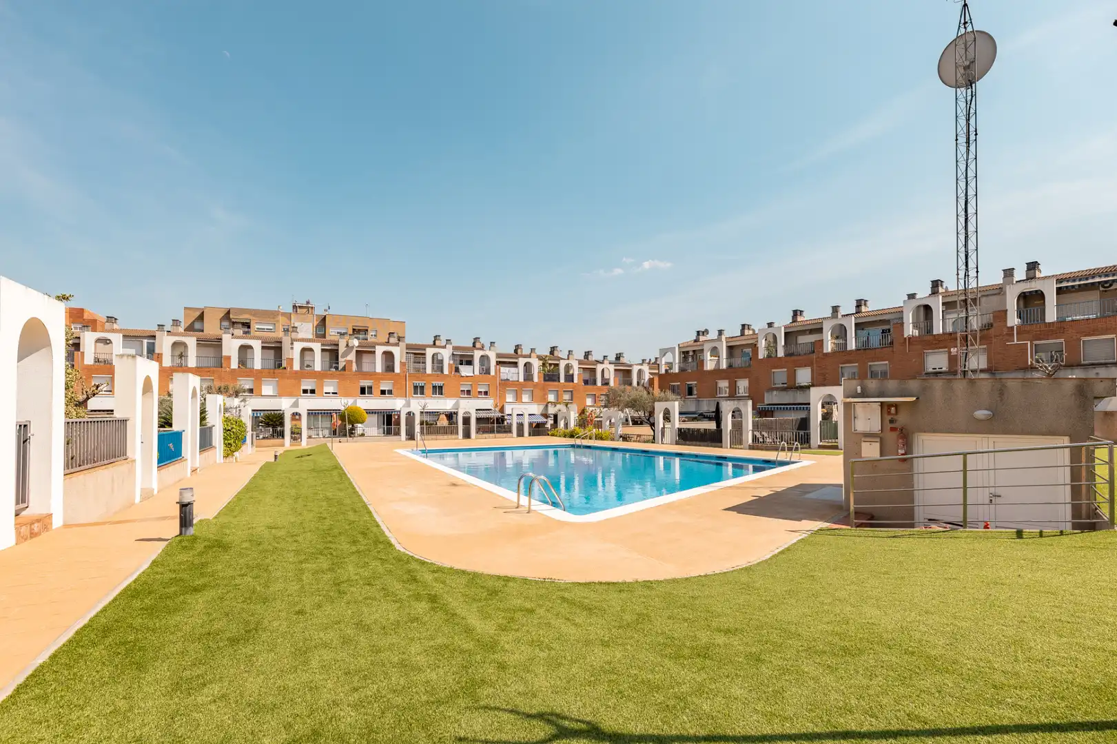 Piscina de Casa adosada en venta en Martorell con Aire acondicionado, Calefacción y Jardín privado