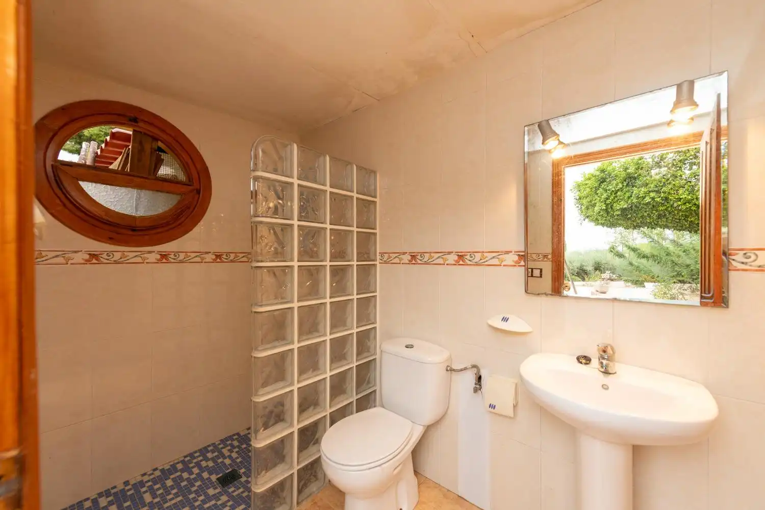 Bany de Casa o xalet en venda en Alicante / Alacant amb Aire condicionat, Calefacció i Jardí privat