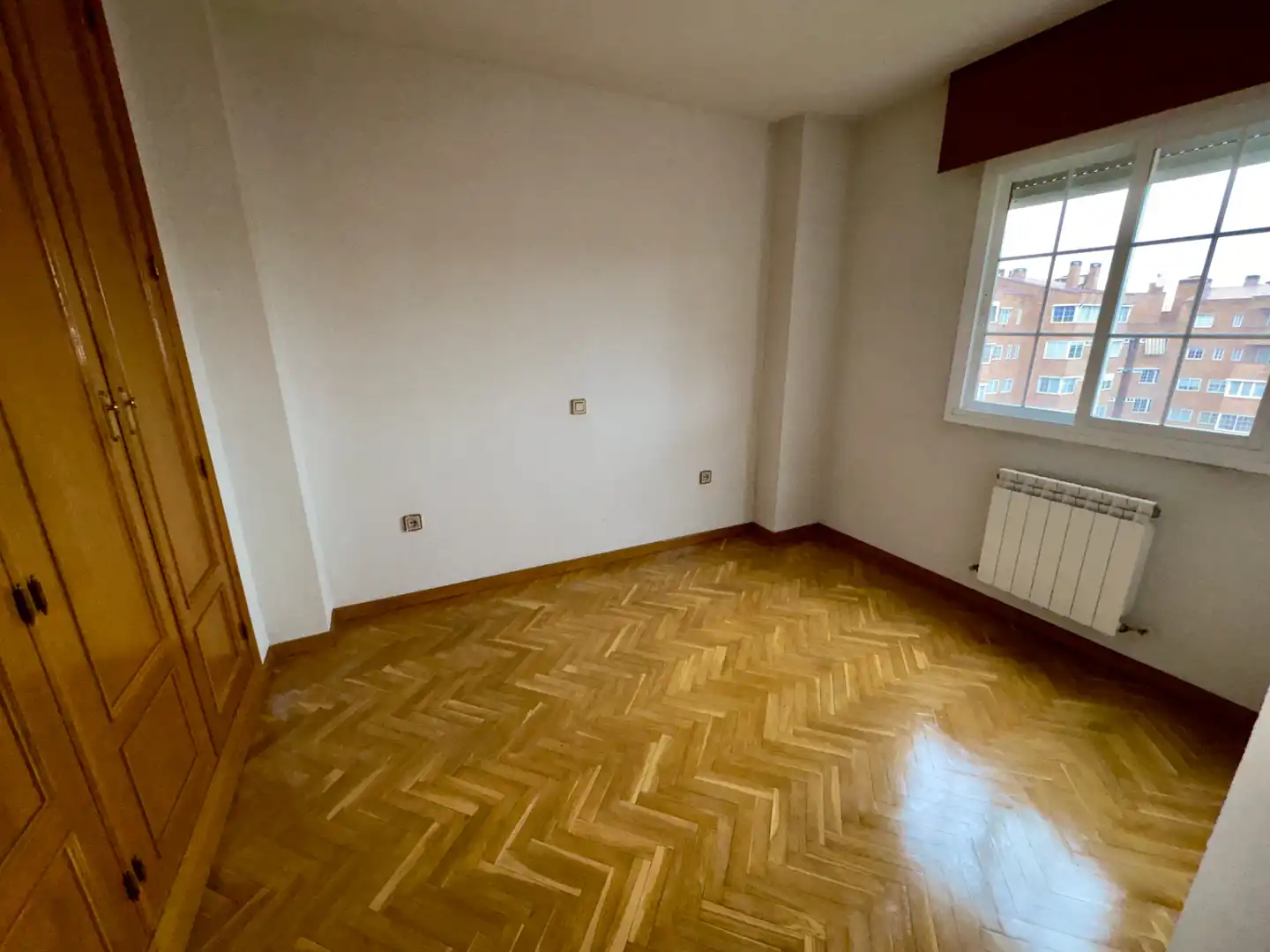 Schlafzimmer von Dachboden zum Verkauf in Coslada mit Parkett, Terrasse und Abstellraum