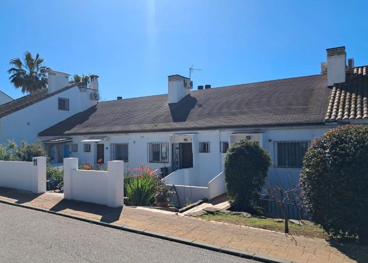 Vista exterior de Casa adosada en venda en Estepona amb Aire condicionat, Calefacció i Jardí privat