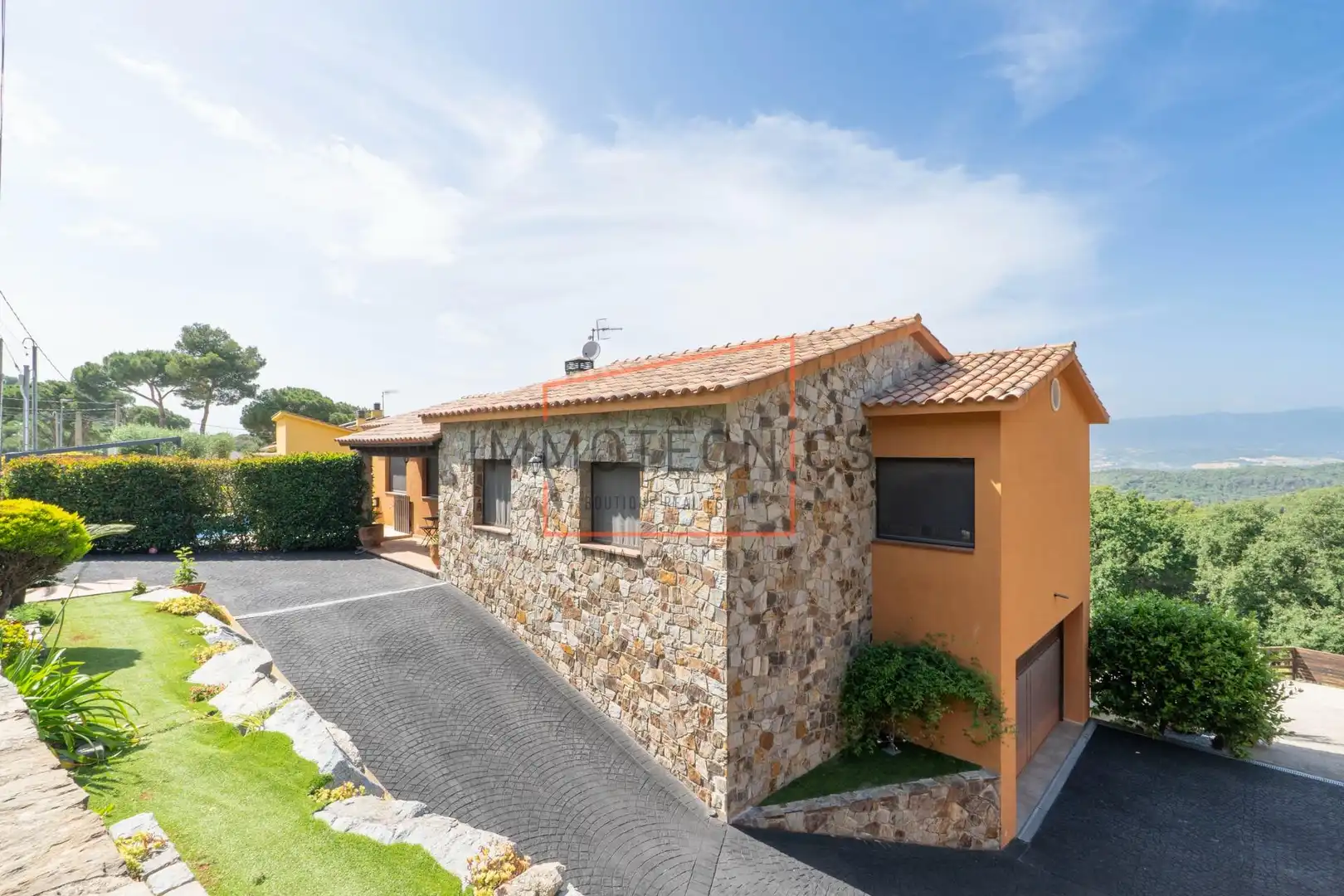 Vista exterior de Casa o xalet en venda en Vilanova del Vallès amb Jardí privat, Terrassa i Piscina