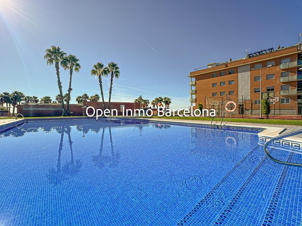 Swimming pool of Planta baja for sale in Cubelles  with Air Conditioner, Heating and Private garden