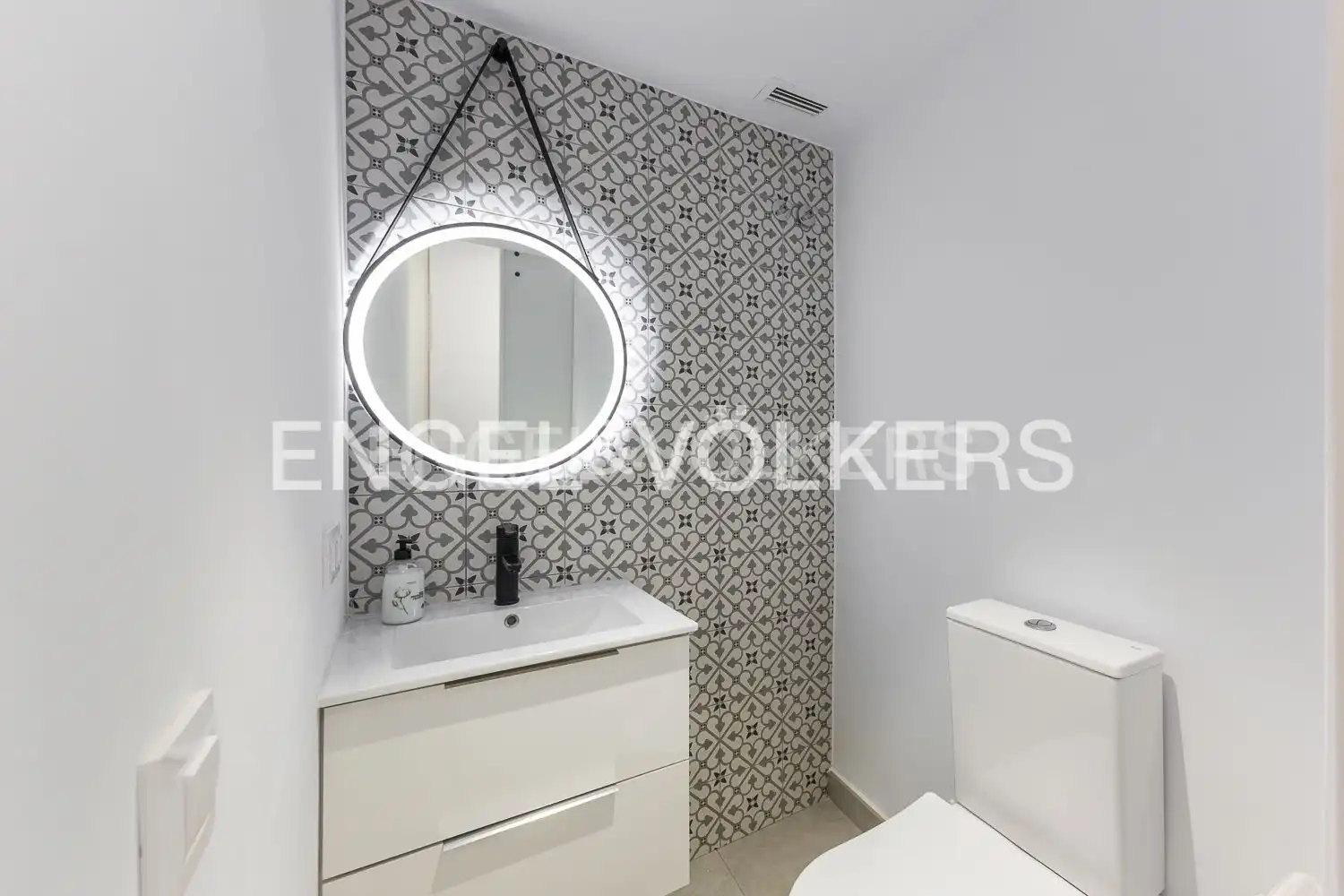 Bany de Apartament de lloguer en Valencia amb Aire condicionat, Calefacció i Moblat