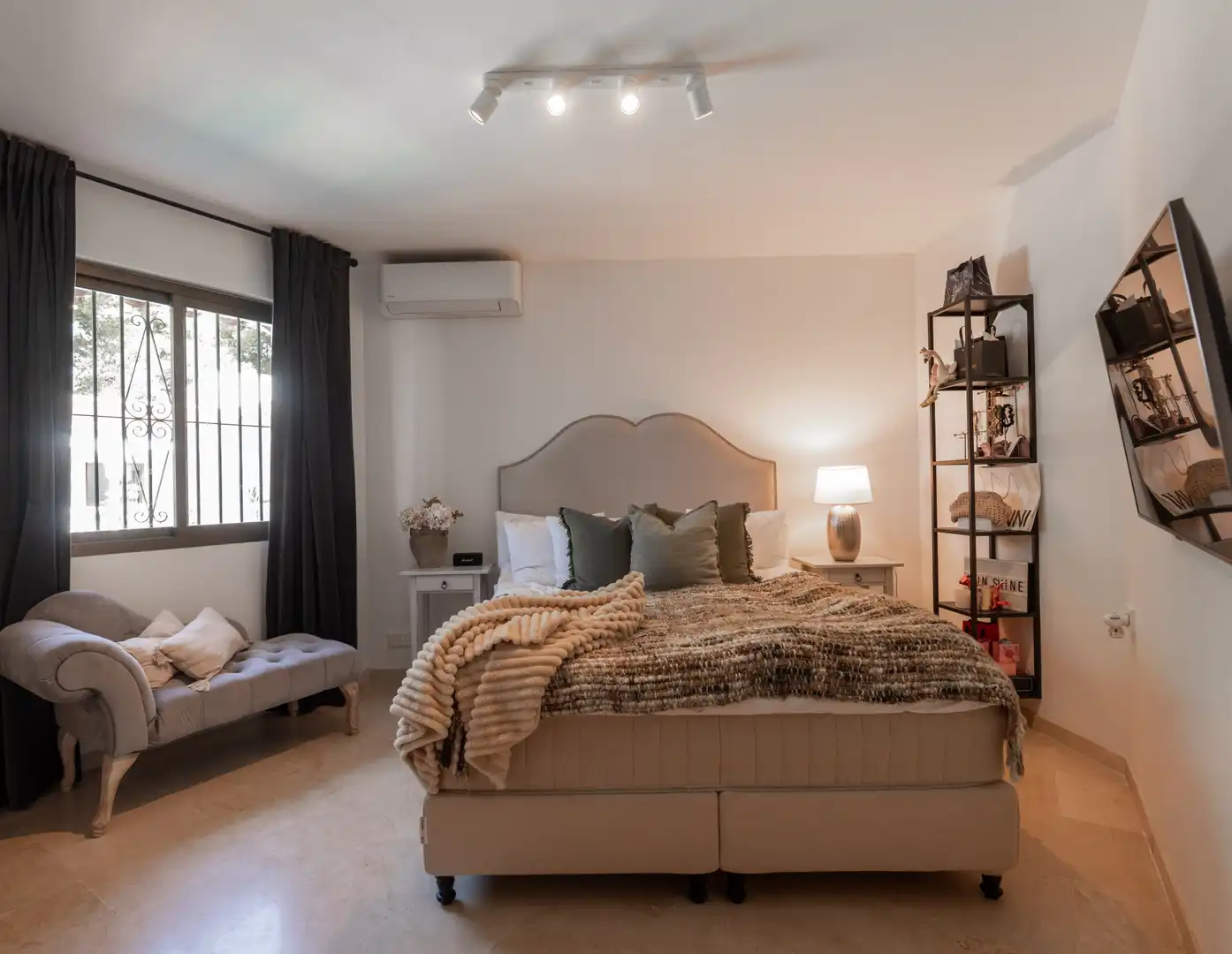 Dormitori de Casa o xalet en venda en Mijas amb Aire condicionat, Jardí privat i Terrassa