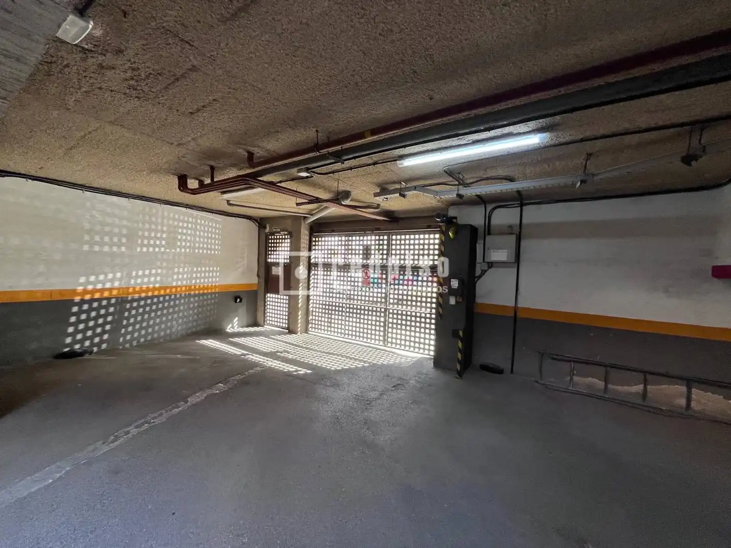 Parking de Piso en venta en Madrid con Aire acondicionado, Calefacción y Jardín privado