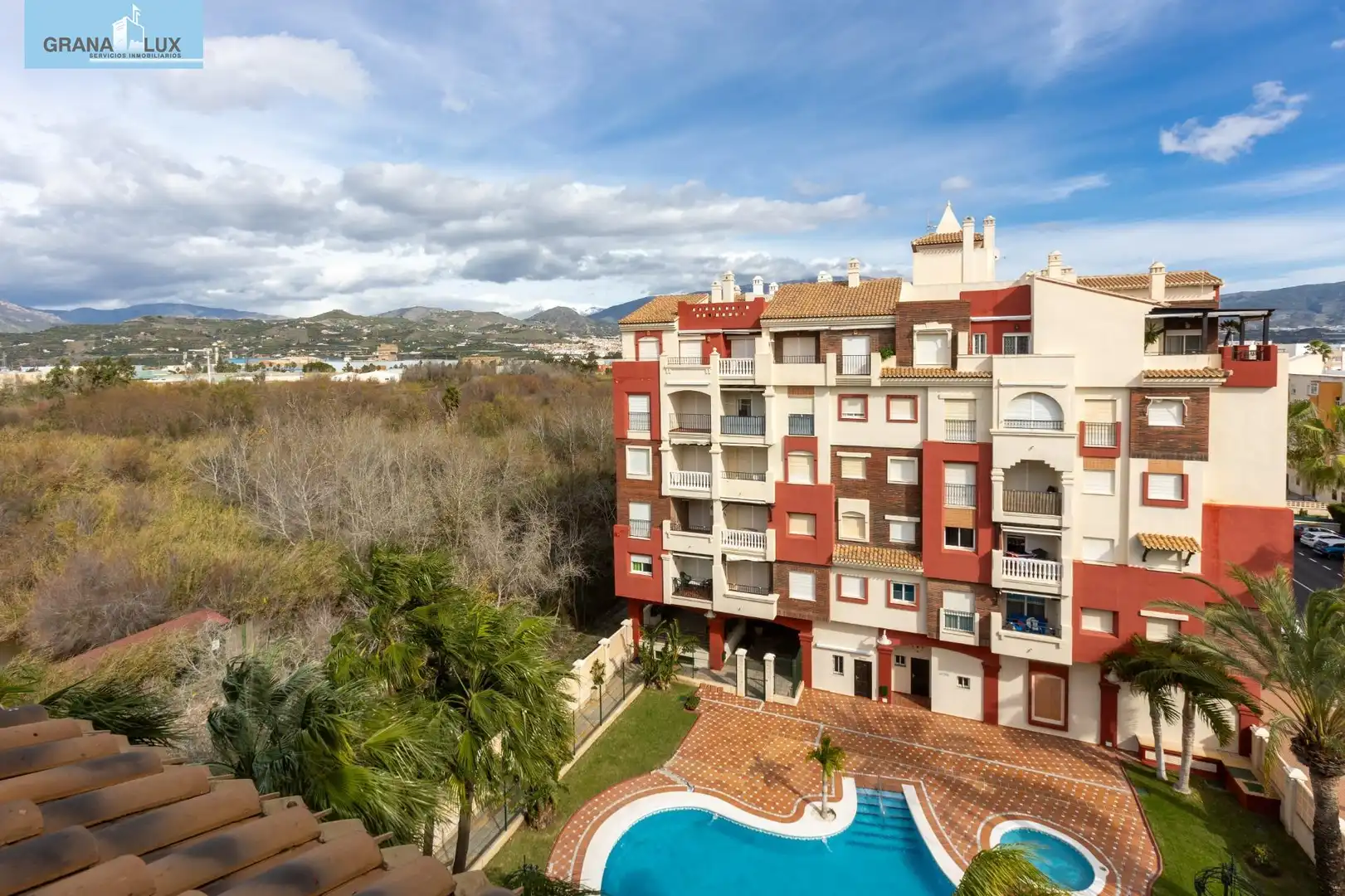 Vista exterior de Àtic en venda en Motril amb Jardí privat, Terrassa i Piscina comunitària