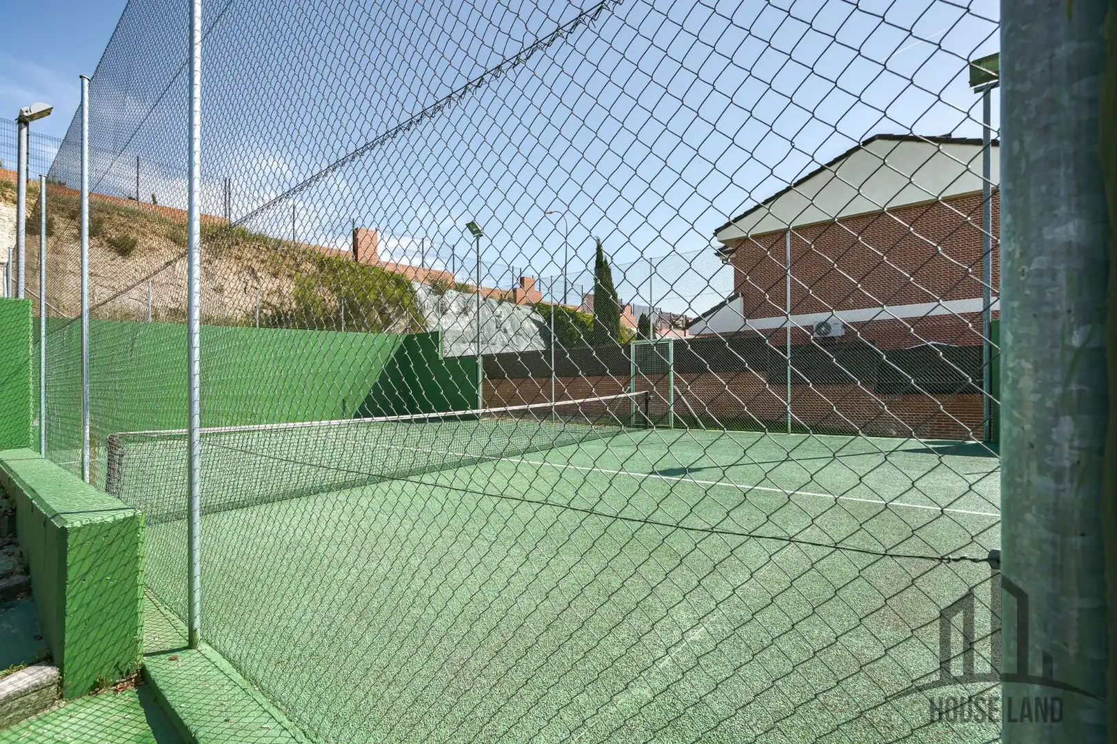 Vista exterior de Casa adosada en venta en El Casar con Aire acondicionado, Calefacción y Piscina comunitaria