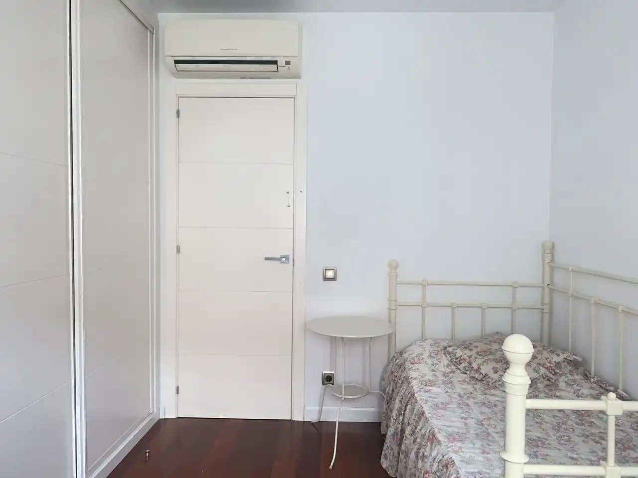 Schlafzimmer von Dachboden zur Miete in Madrid mit Klimaanlage, Heizung und Möbliert