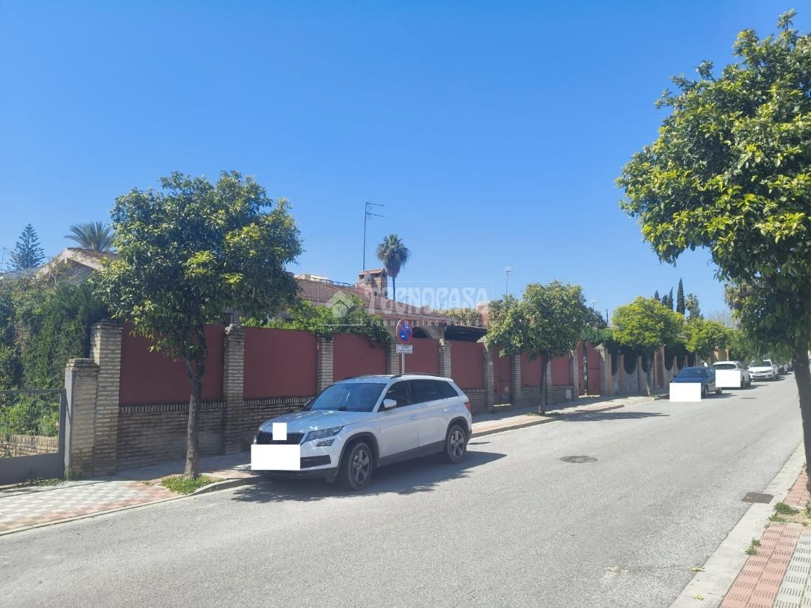 Vista exterior de Casa o xalet en venda en Dos Hermanas amb Aire condicionat i Jardí privat