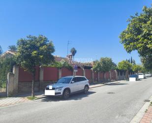 Vista exterior de Casa o xalet en venda en Dos Hermanas amb Aire condicionat i Jardí privat