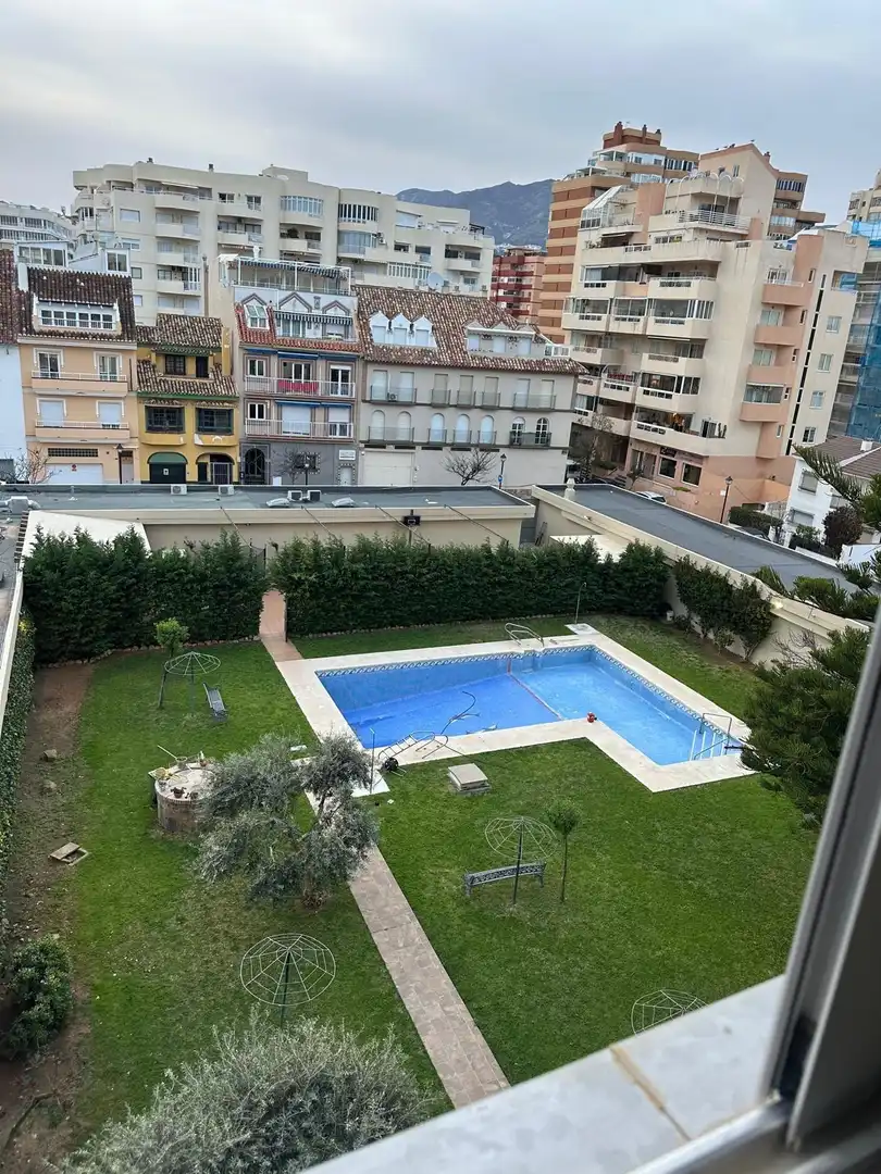 Piscina de Pis de lloguer en Fuengirola amb Aire condicionat, Terrassa i Moblat