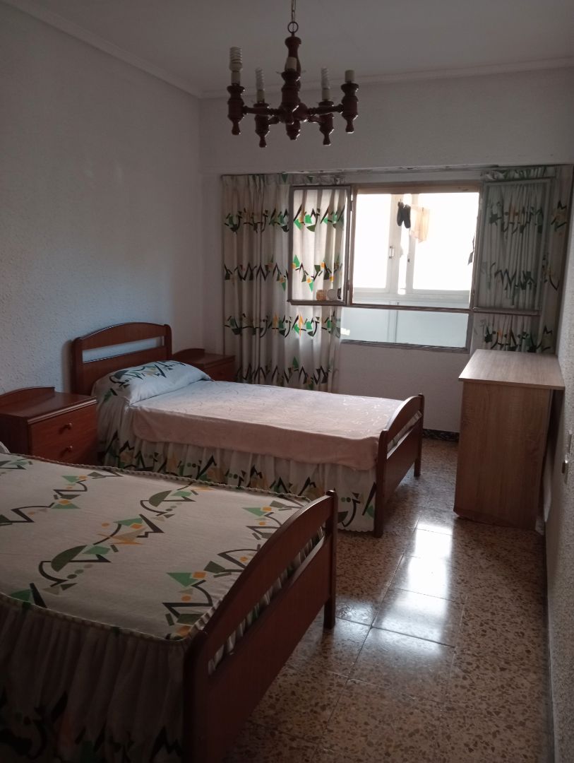 Dormitori de Pis de lloguer en  Valencia Capital amb Moblat i Balcó