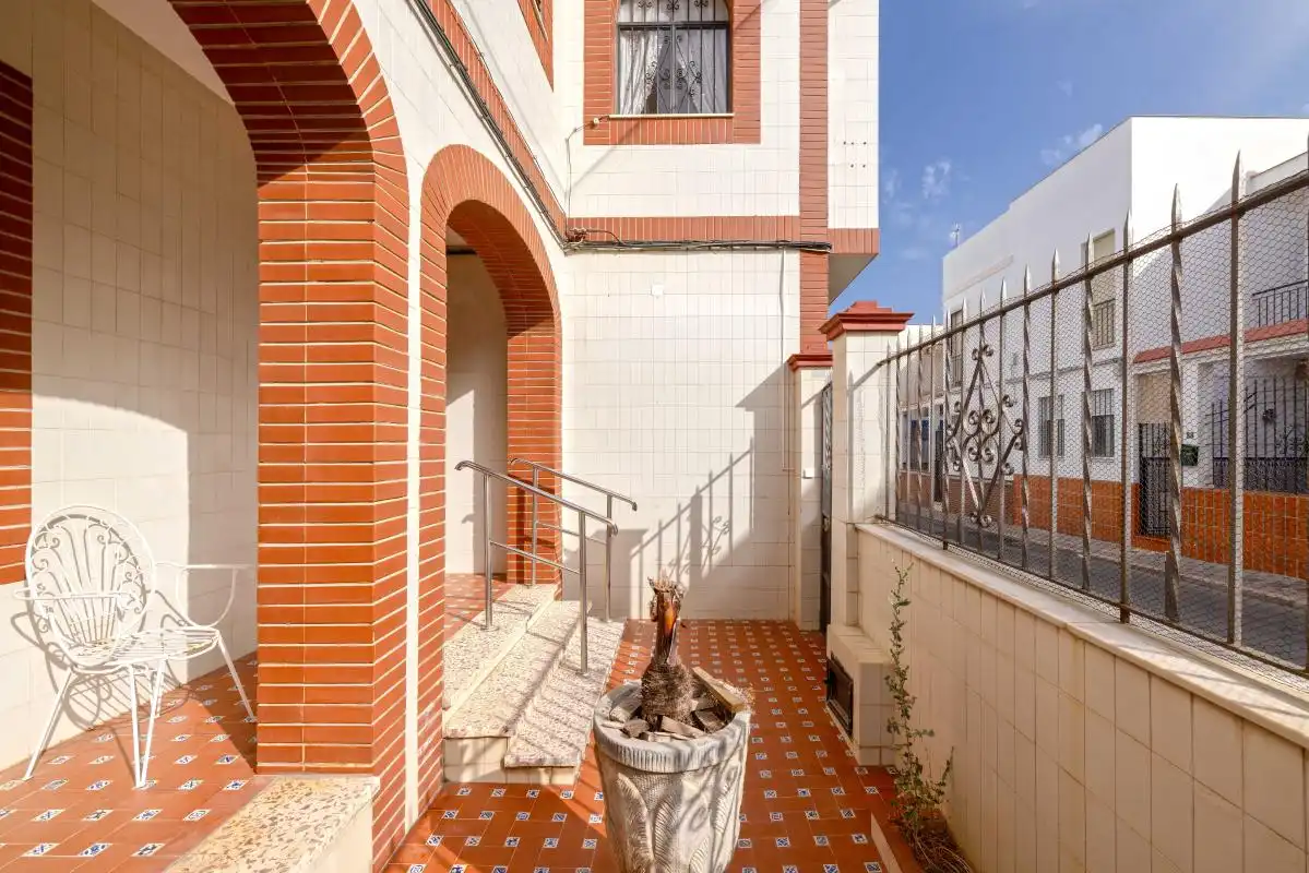 Vista exterior de Casa adosada en venda en Dos Hermanas amb Aire condicionat, Calefacció i Jardí privat